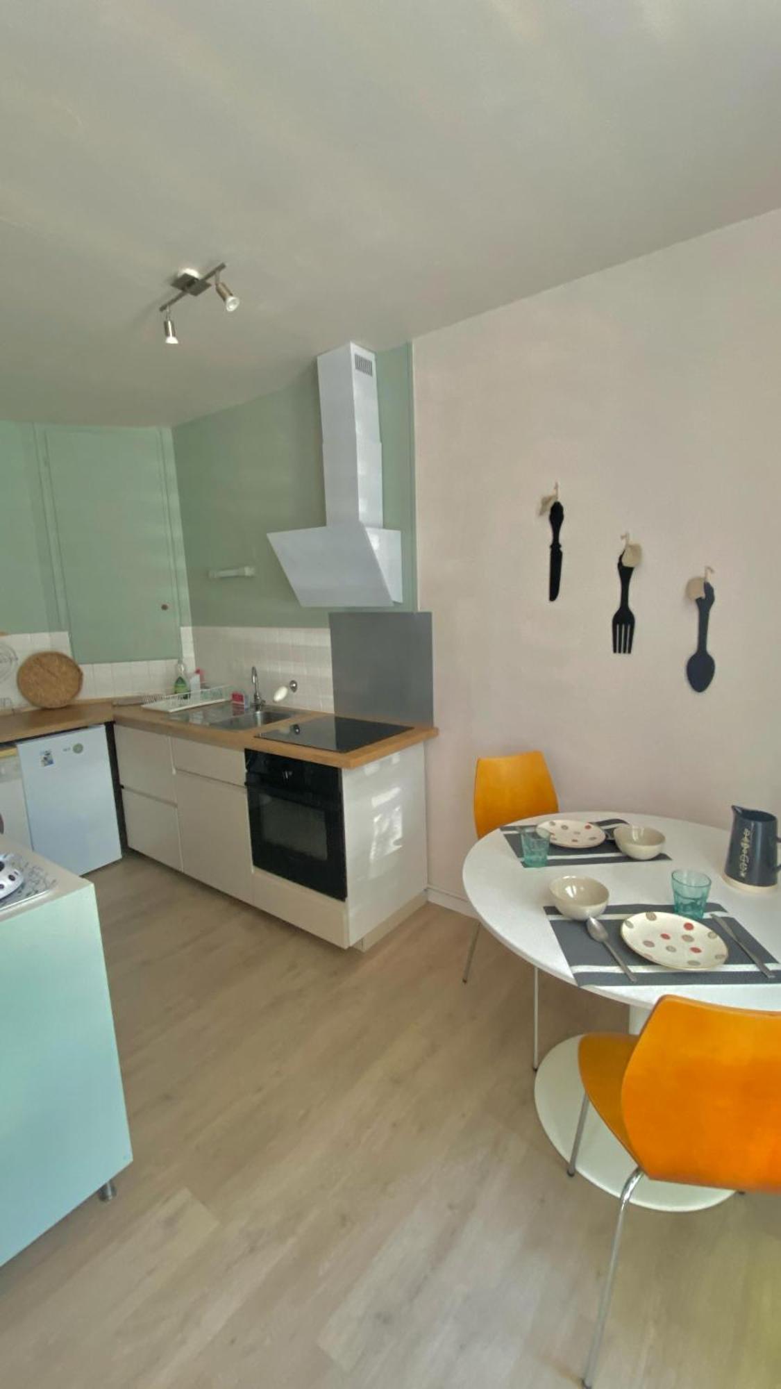 Agreable Petit Gite Avec Piscine Et Jardinet Salies-de-Béarn Exteriör bild